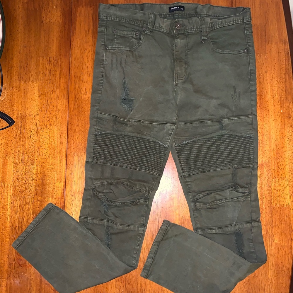 Men’s distressed jean pant